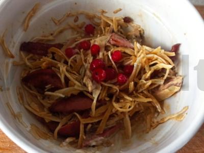 Šiltas salotas su kiauliena ir sojų padažu pagrindine nuotrauka