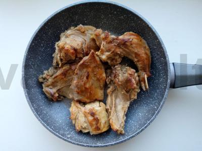 Švelnus triušis, troškintas su šaldytais žirneliais Žingsnis 2