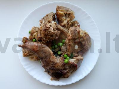 Švelnus triušis, troškintas su šaldytais žirneliais pagrindine nuotrauka