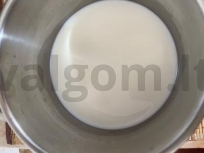 Kukurūzų košė su razinomis ir bananais Žingsnis 1