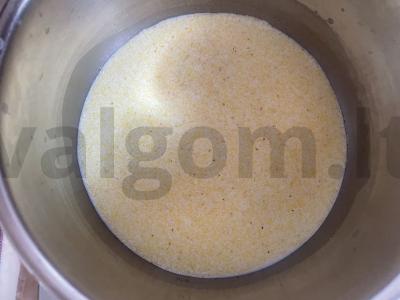 Kukurūzų košė su razinomis ir bananais Žingsnis 2