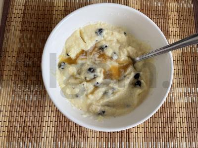 Kukurūzų košė su razinomis ir bananais pagrindine nuotrauka