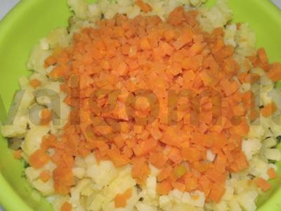 Salotos su sūdyta skumbre, virtomis daržovėmis alyvuogių aliejuje Žingsnis 2