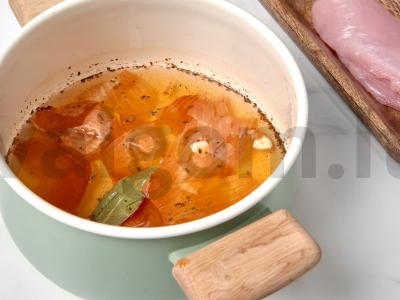 Kalakutienos filė su svogūnų luobele Žingsnis 1