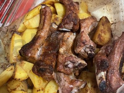 Šonkauliai su bulvėmis orkaitėje pagrindine nuotrauka