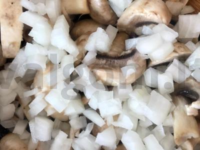 Šampinjonai su svogūnais ir česnaku grietinės padaže Žingsnis 3