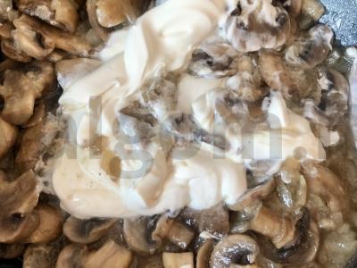 Šampinjonai su svogūnais ir česnaku grietinės padaže Žingsnis 5