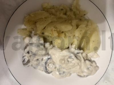 Šampinjonai su svogūnais ir česnaku grietinės padaže pagrindine nuotrauka