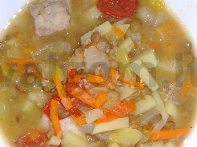 Daržovių troškinys su mėsa ir lęšiais pagrindine nuotrauka