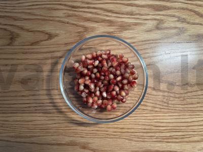 Naudingos tostai su avokadu, kiaušiniu ir granatu Žingsnis 1