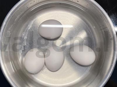 Naudingos tostai su avokadu, kiaušiniu ir granatu Žingsnis 4