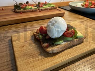 Naudingos tostai su avokadu, kiaušiniu ir granatu Žingsnis 6