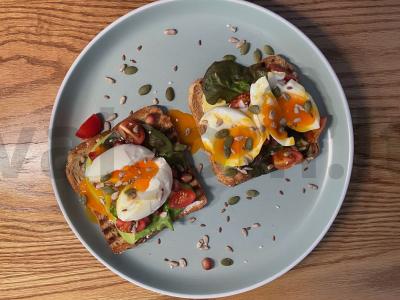 Naudingos tostai su avokadu, kiaušiniu ir granatu pagrindine nuotrauka