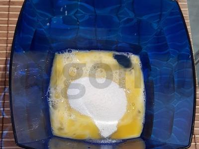 Šarlotė su spanguolėmis Žingsnis 1