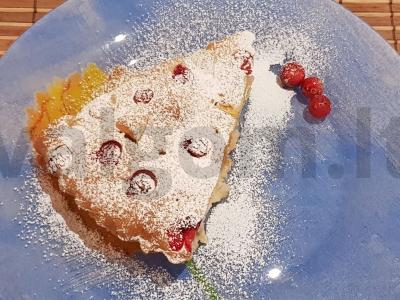 Šarlotė su spanguolėmis pagrindine nuotrauka