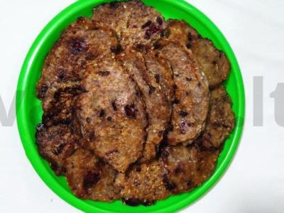 Avižiniai blynai su bananais, gervuogėmis ir sezamu pagrindine nuotrauka