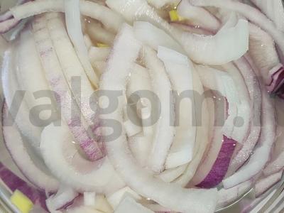 Greitai marinuoti svogūnai žuviai Žingsnis 1