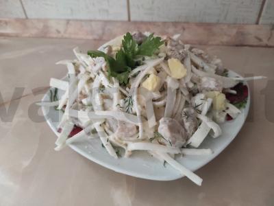 Skani salotos su ridikėliais pagrindine nuotrauka