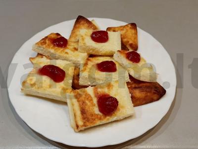 Varškės apkepas su manų kruopomis ir uogiene pagrindine nuotrauka