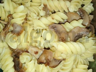 Makaronai su grybais ir šonine pagrindine nuotrauka