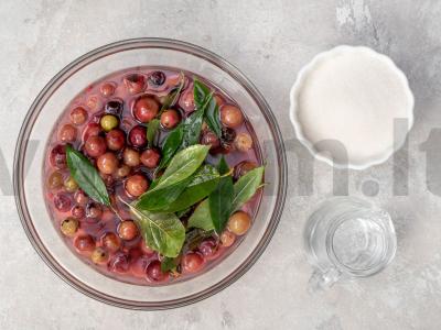 Žalioji uogienė iš agrastų su vyšnių lapais Žingsnis 1