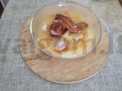 Žirnių sriuba su rūkytomis vištienos sparneliais pagrindine nuotrauka