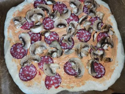 Pica „Naminė“ su saliami ir pievagrybiais Žingsnis 4