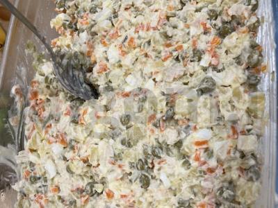 Olivje su vištienos krūtinėle pagrindine nuotrauka