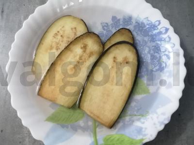 Baklažanų ritinėliai su pomidoru Žingsnis 1