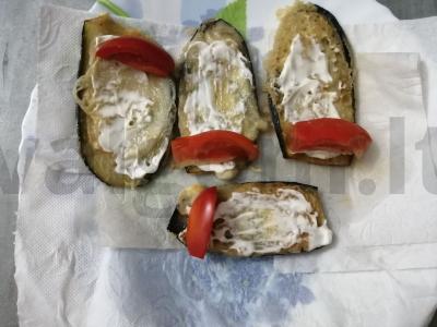 Baklažanų ritinėliai su pomidoru Žingsnis 7