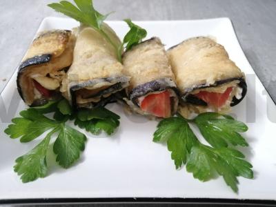 Baklažanų ritinėliai su pomidoru pagrindine nuotrauka