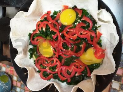 Keptas špinatas su kiaušiniu ir sūriu ant lavašo Žingsnis 3