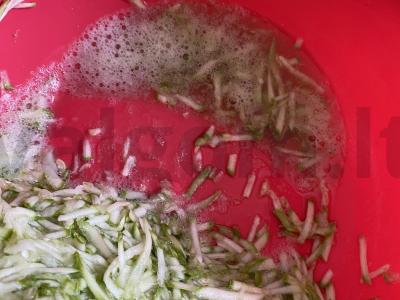 Cukinijų blynai su sūriu Žingsnis 1