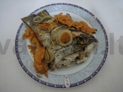 Keptas karpis piene po daržovių apdaila pagrindine nuotrauka