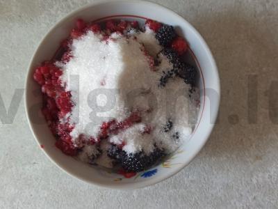 Gervuogių ir aviečių kompotas Žingsnis 1