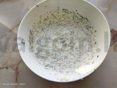 Grietinės padažas su česnaku ir krapais pagrindine nuotrauka