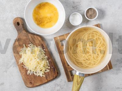 Makaronai su sūriu ir kiaušiniu Žingsnis 1