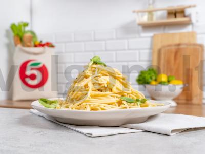 Makaronai su sūriu ir kiaušiniu pagrindine nuotrauka