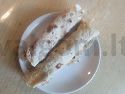 Namų kiaulienos šašlykas su agurkais ir žolelėmis pagrindine nuotrauka