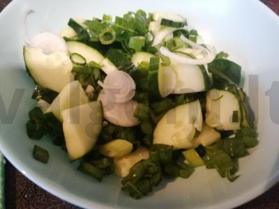 Salotas „Pavasarinis“ su ridikėliais, agurkais ir žaliu svogūnu Žingsnis 1