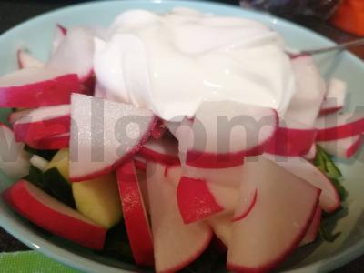 Salotas „Pavasarinis“ su ridikėliais, agurkais ir žaliu svogūnu Žingsnis 3