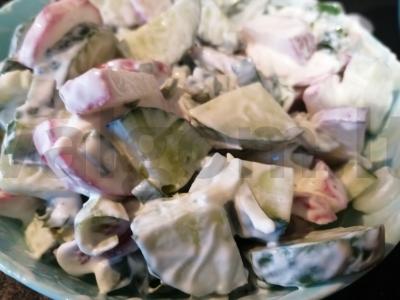 Salotas „Pavasarinis“ su ridikėliais, agurkais ir žaliu svogūnu pagrindine nuotrauka