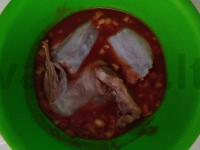 Kailinis triušis pomidorų sultyse Žingsnis 1