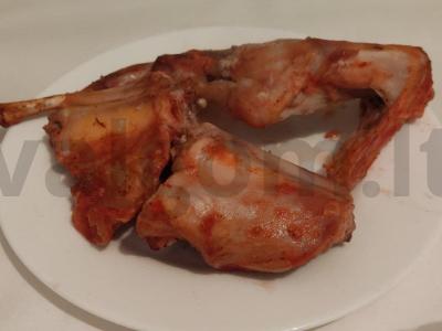 Kailinis triušis pomidorų sultyse pagrindine nuotrauka