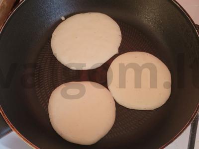 Blynai su kondensuotu pienu ir avietėmis Žingsnis 2