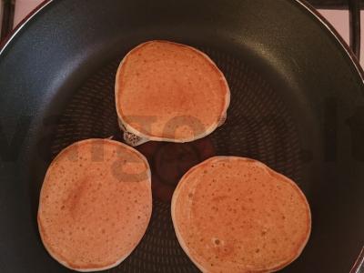 Blynai su kondensuotu pienu ir avietėmis Žingsnis 3