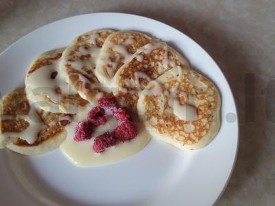 Blynai su kondensuotu pienu ir avietėmis pagrindine nuotrauka