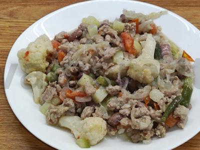 Troškinta daržovių mišrainė su faršu pagrindine nuotrauka