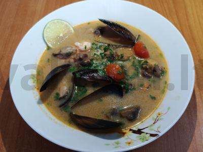 Tom Yum su midijomis pagrindine nuotrauka