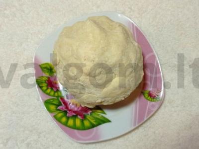 Vanilinis sūrio pyragas ant sausainių tešlos su apelsinais ir ananasais Žingsnis 1